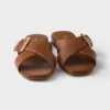 Sandalias de cuero entrecruzadas con hebilla Sandalias de cuero entrecruzadas con hebilla