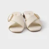 Sandalias de cuero entrecruzadas con hebilla Sandalias de cuero entrecruzadas con hebilla