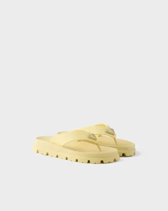Sandalias de goma con tiras