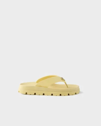 Sandalias de goma con tiras