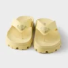 Sandalias de goma con tiras Sandalias de goma con tiras