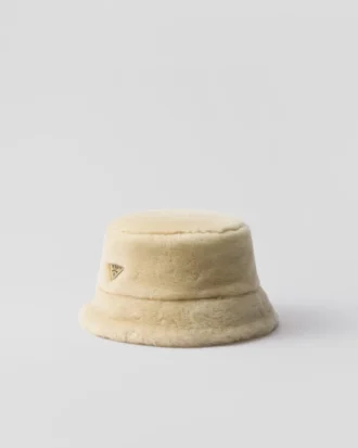Sombrero de pescador de piel de oveja