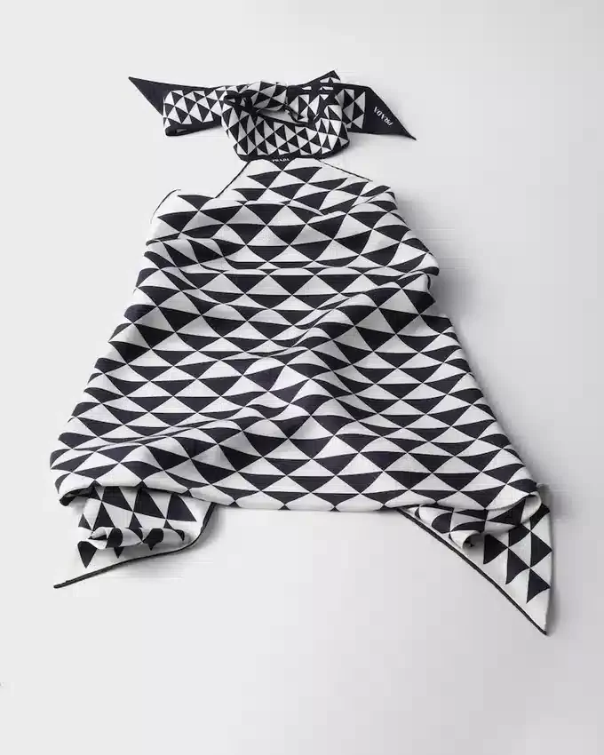 Top halter de sarga de seda estampado Top halter de sarga de seda estampado
