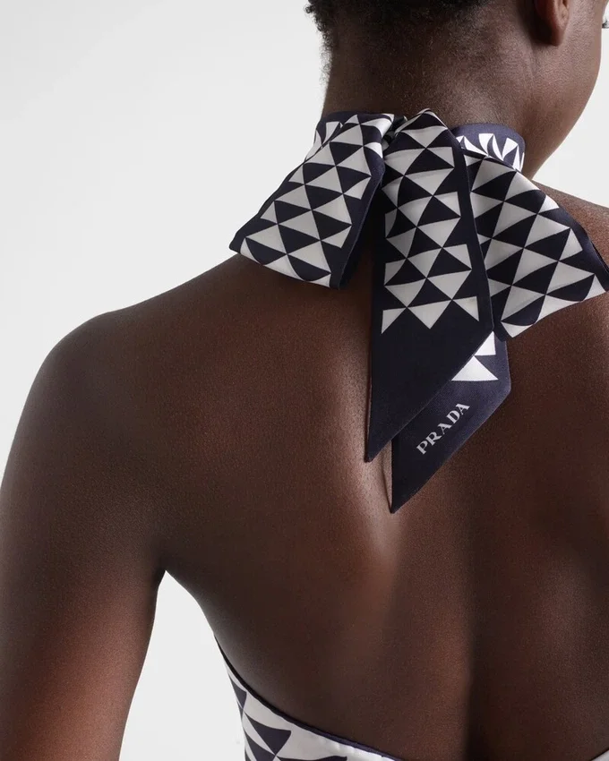 Top halter de sarga de seda estampado Top halter de sarga de seda estampado