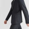 Traje de una sola botonadura en tejido elástico técnico Traje de una sola botonadura en tejido elástico técnico