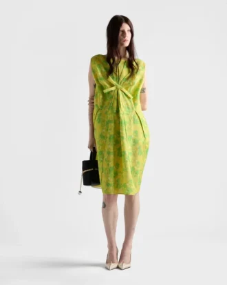 Vestido de cloqué con estampado floral Vestido de cloqué con estampado floral