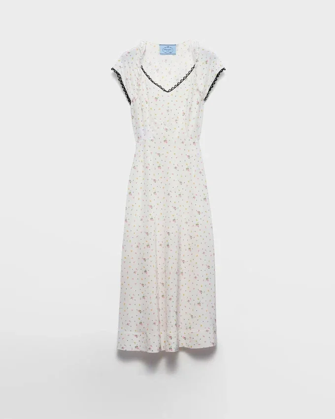 Vestido de ponga con estampado floral Vestido de ponga con estampado floral