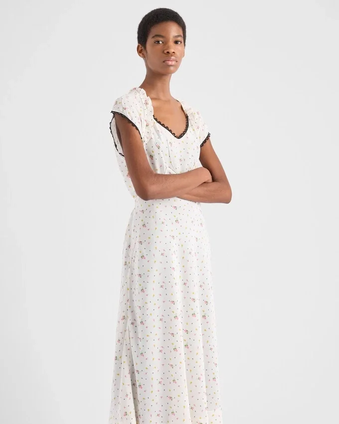 Vestido de ponga con estampado floral Vestido de ponga con estampado floral