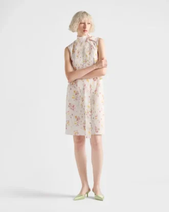 Vestido de popelín plisado con estampado floral