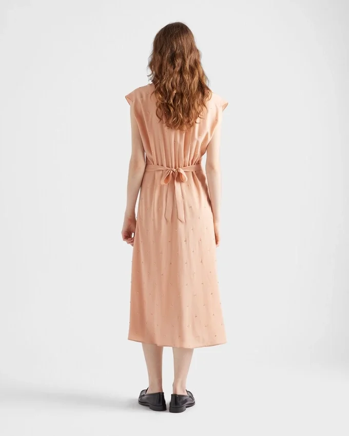 Vestido de seda Habutai con bordados de estilo vintage Vestido de seda Habutai con bordados de estilo vintage