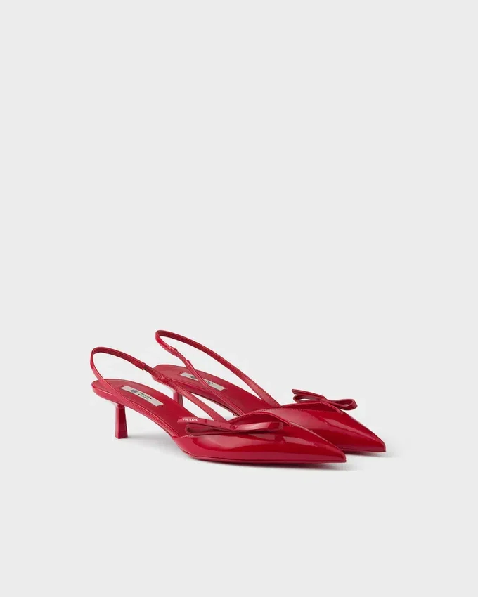 Zapatos de salón con talón abierto de charol Zapatos de salón con talón abierto de charol