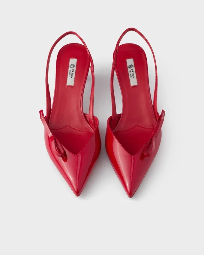 Zapatos de salón con talón abierto de charol Zapatos de salón con talón abierto de charol