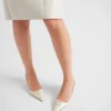 Zapatos de salón con talón abierto de charol Zapatos de salón con talón abierto de charol