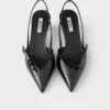 Zapatos de salón con talón abierto de charol Zapatos de salón con talón abierto de charol
