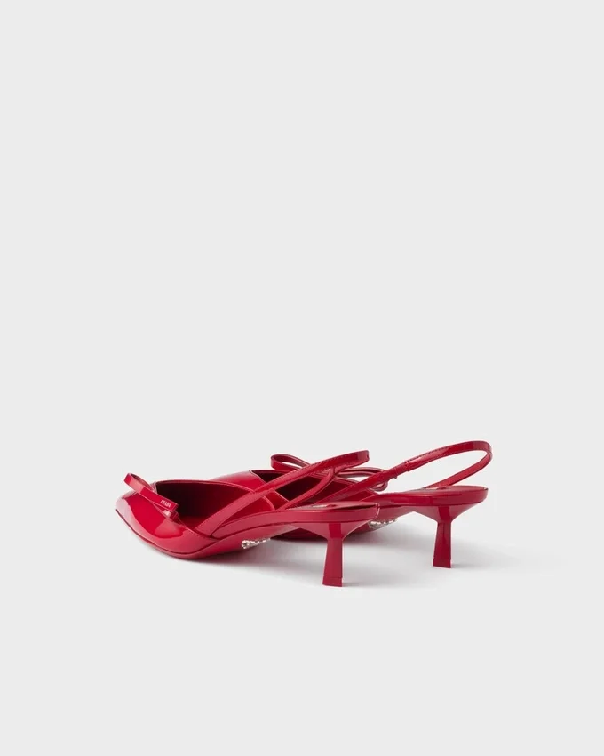 Zapatos de salón con talón abierto de charol Zapatos de salón con talón abierto de charol