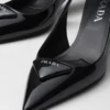 Zapatos de salón con talón abierto de charol Zapatos de salón con talón abierto de charol