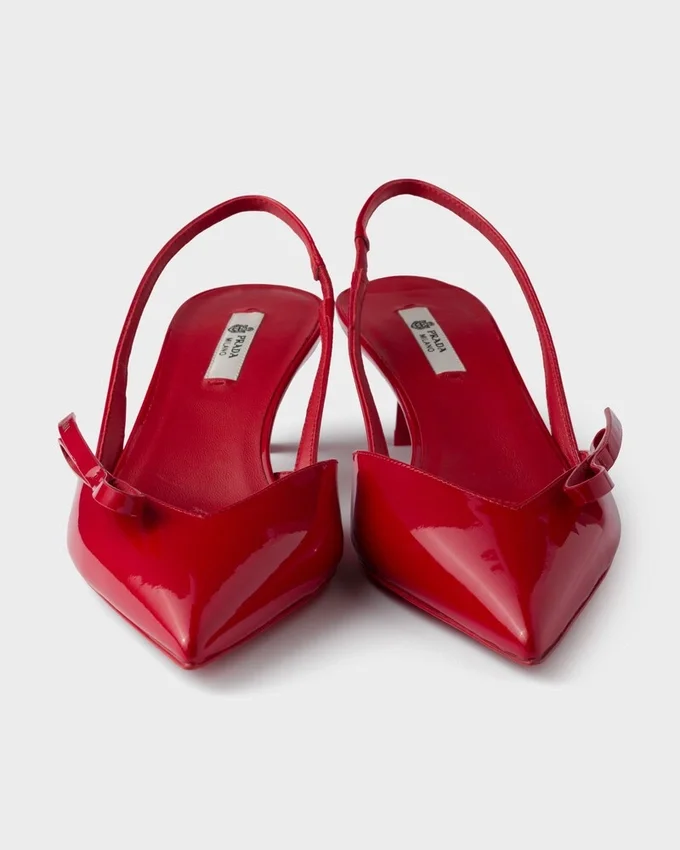 Zapatos de salón con talón abierto de charol Zapatos de salón con talón abierto de charol