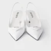 Zapatos de salón con talón abierto de charol Zapatos de salón con talón abierto de charol