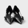 Zapatos de salón de charol con laterales abiertos Zapatos de salón de charol con laterales abiertos