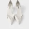 Zapatos de salón de piel con laterales abiertos Zapatos de salón de piel con laterales abiertos