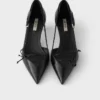 Zapatos de salón de piel con laterales abiertos Zapatos de salón de piel con laterales abiertos