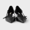 Zapatos de salón de piel con laterales abiertos Zapatos de salón de piel con laterales abiertos