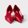Zapatos de salón de piel con laterales abiertos Zapatos de salón de piel con laterales abiertos